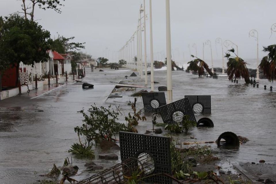 Siêu bão lịch sử tiếp tục càn quét Caribe - 5 Giới chức Puerto Rico cho biết Maria sẽ là cơn bão mạnh nhất đổ bộ vào khu vực này trong vòng 90 năm qua. Các nhà chức trách cũng cảnh báo người dân Puerto Rico “sơ tán hoặc là chết” trước khi bão Maria càn quét qua vùng lãnh thổ với gần 3,5 triệu dân này.