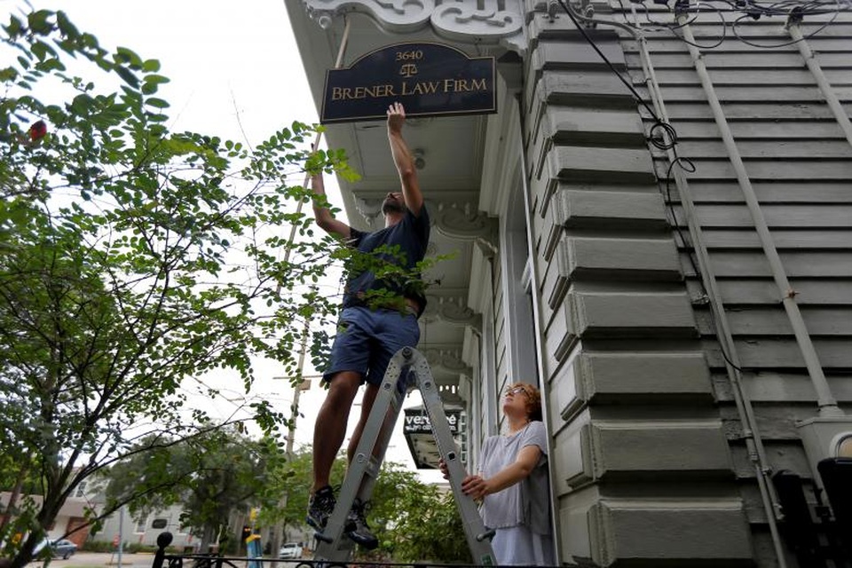 “Bão Nate đang ở ngay cửa thành phố. Chúng ta đã phải đối mặt với những cơn bão như vậy rất nhiều lần rồi, do vậy chúng ta không nên hoảng sợ”, Thị trưởng New Orleans Mitch Landrieu trấn an người dân.