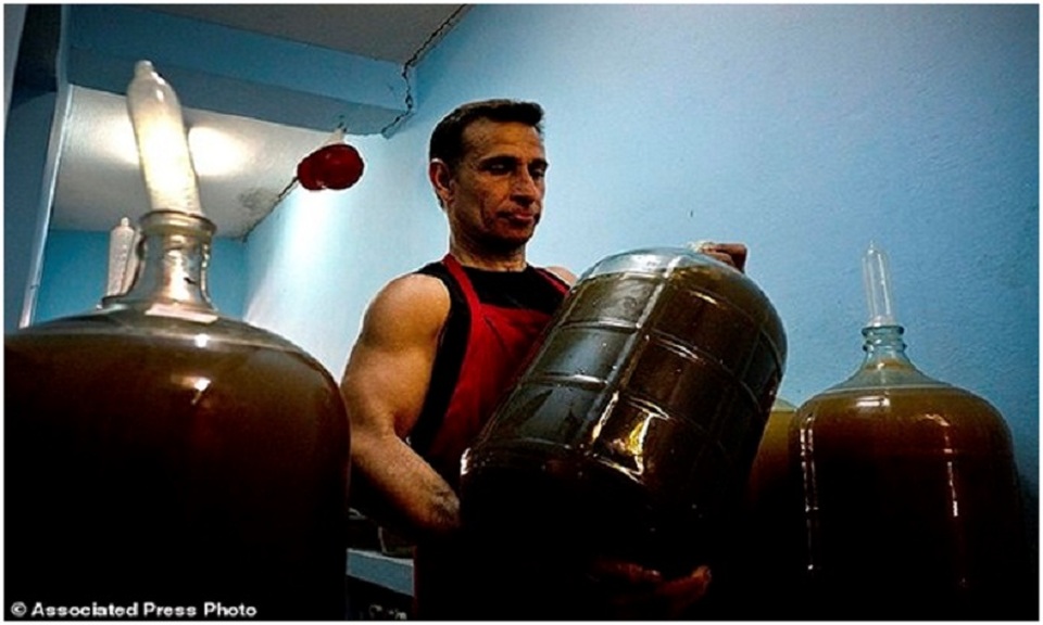 Quá trình ngâm rượu sẽ hoàn tất khi lượng khí tạo ra trong quá trình lên men đủ để khiến những chiếc bao cao su phát nổ