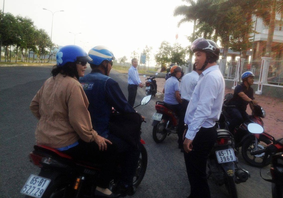 Chạy hàng trăm cây số đi họp, đến nơi mới biết... hoãn họp? - 3
Nhiều đại biểu, cán bộ và cả các phóng viên đến chờ mãi mới biết cuộc họp không diễn ra.