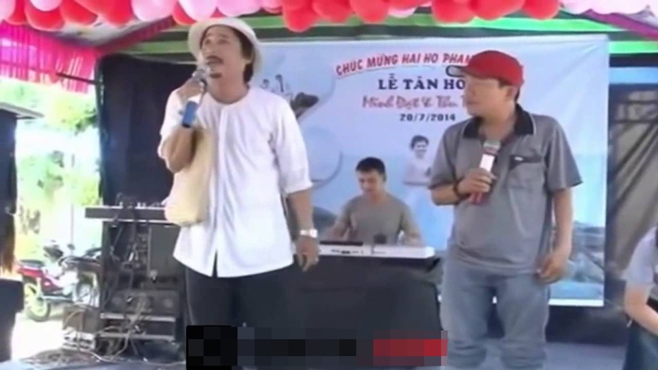 Khóc, cười chuyện nghệ sĩ hài bị “sàm sỡ” khi đi hát đám cưới - 2 Danh hài Bảo Chung từng được một gia đình bỏ ra 500 triệu để mời về biểu diễn trong đám cưới con. Ảnh: cắt từ clip.