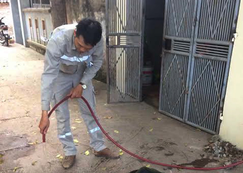 Vì sao nước sạch khu vực quận Hoàng Mai lại quá... bẩn? - 3 Công nhân Xí nghiệp KDNS Hoàng Mai đang tiến hành bảo dưỡng đường ống nước.