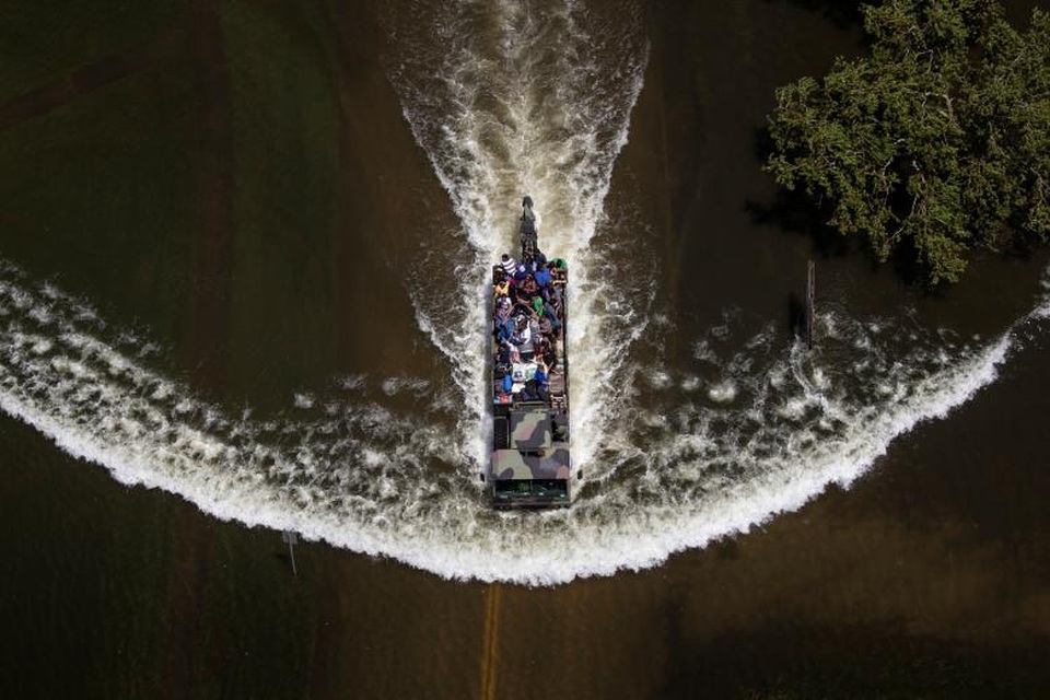 Siêu bão Harvey có thể "ngốn" 180 tỷ USD của Mỹ - 2
Xe quân sự đưa người đi sơ tán qua một khu vực ngập nước tại Port Arthur, Texas (Ảnh: Reuters)