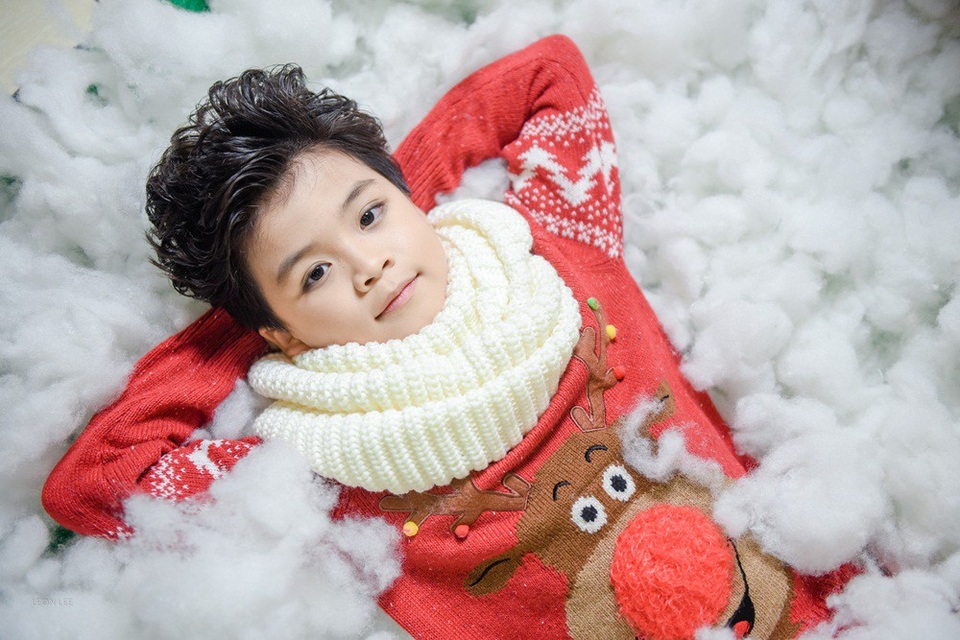 “Tan chảy” với bộ ảnh Giáng sinh của các "siêu mẫu nhí" - 4
Các em đã bước ra từ khá nhiều cuộc thi, tham gia nhiều chương trình biểu diễn thời trang lớn như chương trình thời trang lớn như Tuần lễ thời trang Việt Nam, Tuần lễ thời trang quốc tế Việt Nam, Tuần lễ thời trang trẻ em Hà Nội…