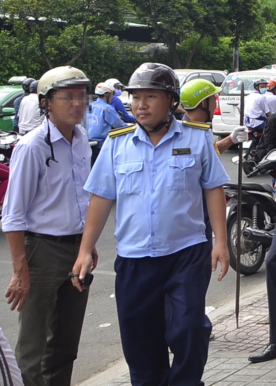 Tạm đình chỉ cán bộ đô thị có dấu hiệu “bảo kê” vỉa hè Quận 1 - 1
Ông Phạm Nguyên Vũ trong một lần ra quân dẹp vỉa hè cùng đoàn liên ngành Quận 1