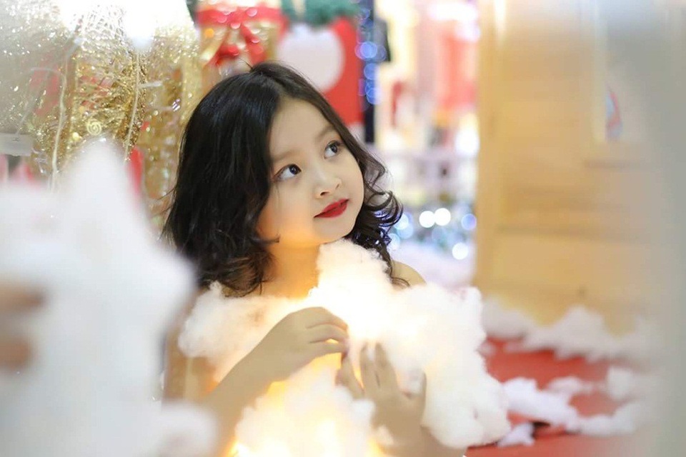 “Tan chảy” với bộ ảnh Giáng sinh của các "siêu mẫu nhí" - 7 Bộ ảnh được thực hiện bởi 7 nhiếp ảnh gia chuyên nghiệp, mỗi nhiếp ảnh gia được phân công chụp một góc hoặc một tiểu cảnh khác nhau để có thể bắt trọn mọi cảm xúc, sắc thái của các bé.