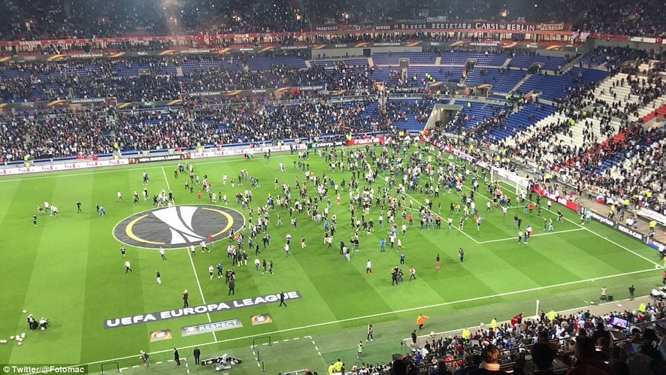 Trận đấu ở Europa League phải hoãn 45 phút vì bạo loạn kinh hoàng - 7 Nhiều CĐV đã chạy xuống sân để tìm đường thoát thân