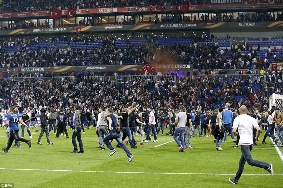 Trận đấu ở Europa League phải hoãn 45 phút vì bạo loạn kinh hoàng - 8 Trận đấu ở Europa League phải hoãn 45 phút vì bạo loạn kinh hoàng - 8