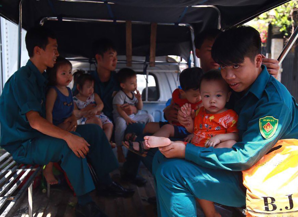 “Bảo mẫu” đánh đập trẻ dã man trong lúc cho ăn - 6 Dân phòng phường 17 đang chuyển các bé về trường mầm non Anh Đào