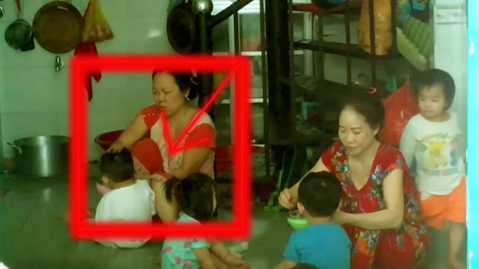 “Bảo mẫu” đánh đập trẻ dã man trong lúc cho ăn - 2 “Bảo mẫu” đánh đập trẻ dã man trong lúc cho ăn - 2