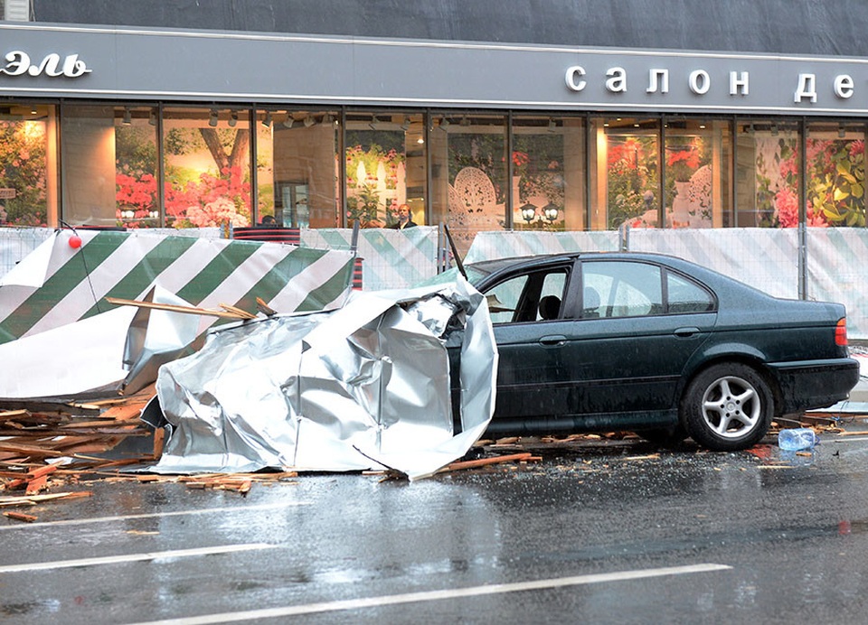 Bão mạnh tấn công thủ đô Moscow: 12 người chết, 125 người bị thương - 3
Gió mạnh đã gây thiệt hại cho các tòa nhà, làm hư hại mái, và xé toạc các biển hiệu trên đường phố