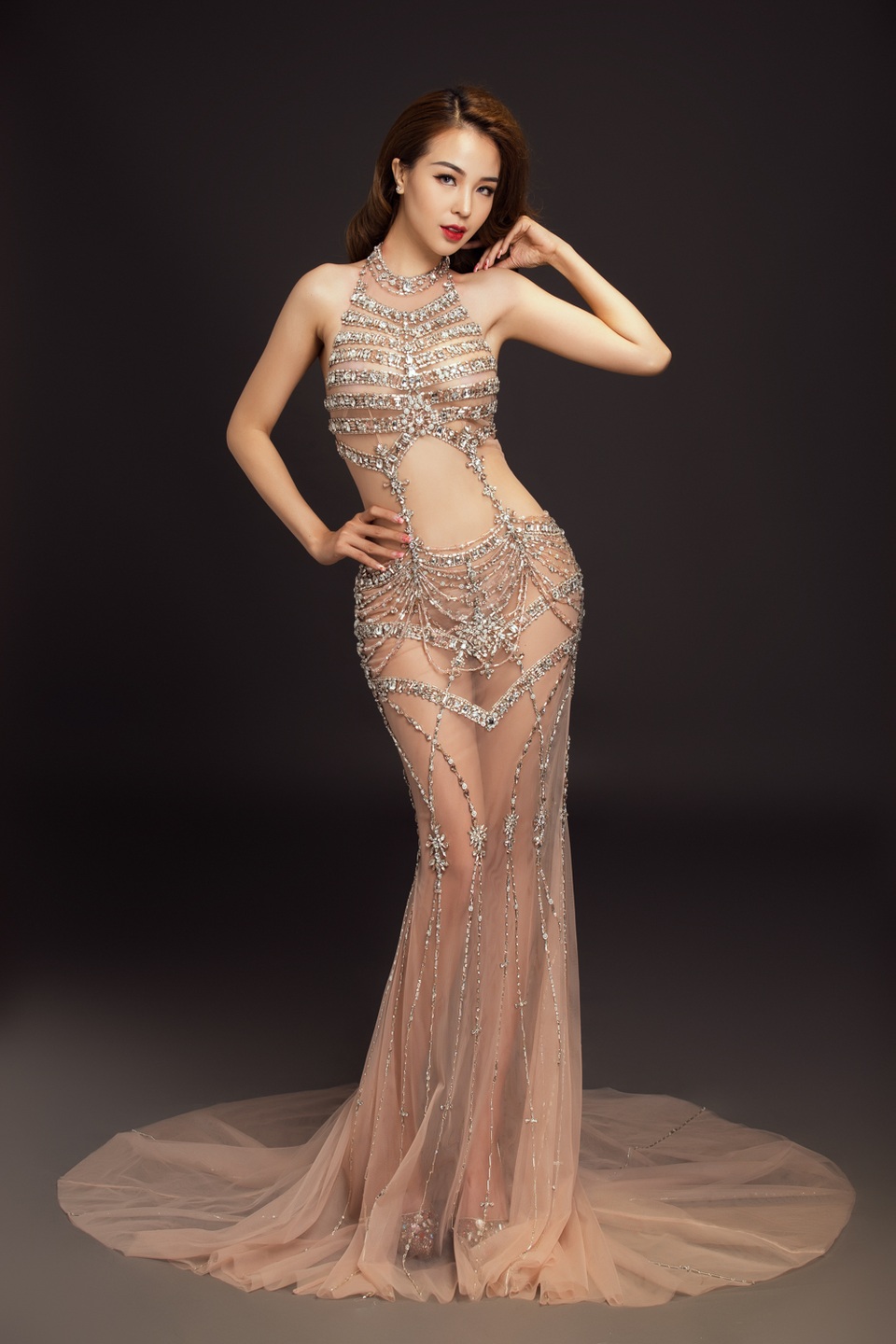 Bảo Ngọc mang trang phục lộng lẫy ra đấu trường nhan sắc Mrs Vietnam World - 7 “Đến với cuộc thi Bảo Ngọc không đặt cho mình bất kỳ áp lực nào mà đặt nặng vấn đề mình cố gắng như thế nào, thể hiện ra sao để thông qua hình ảnh của bản thân mình có thể khiến bạn bè quốc tế nhìn vào và trân trọng người phụ nữ Việt Nam” – Bảo Ngọc chia sẻ với tâm trạng thoải mái trước thềm chung kết cuộc thi.
