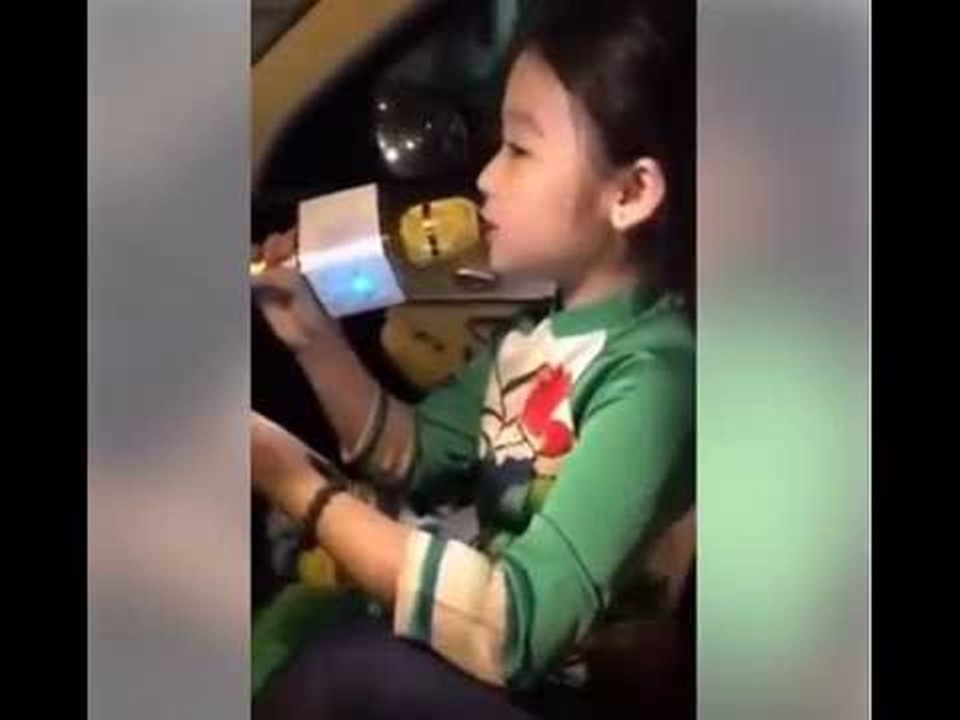 Nghe loạt sao nhí cover “Duyên phận” khiến cư dân mạng "đổ gục" - 4 Cô bé nghêu ngao hát trên xe ô tô.