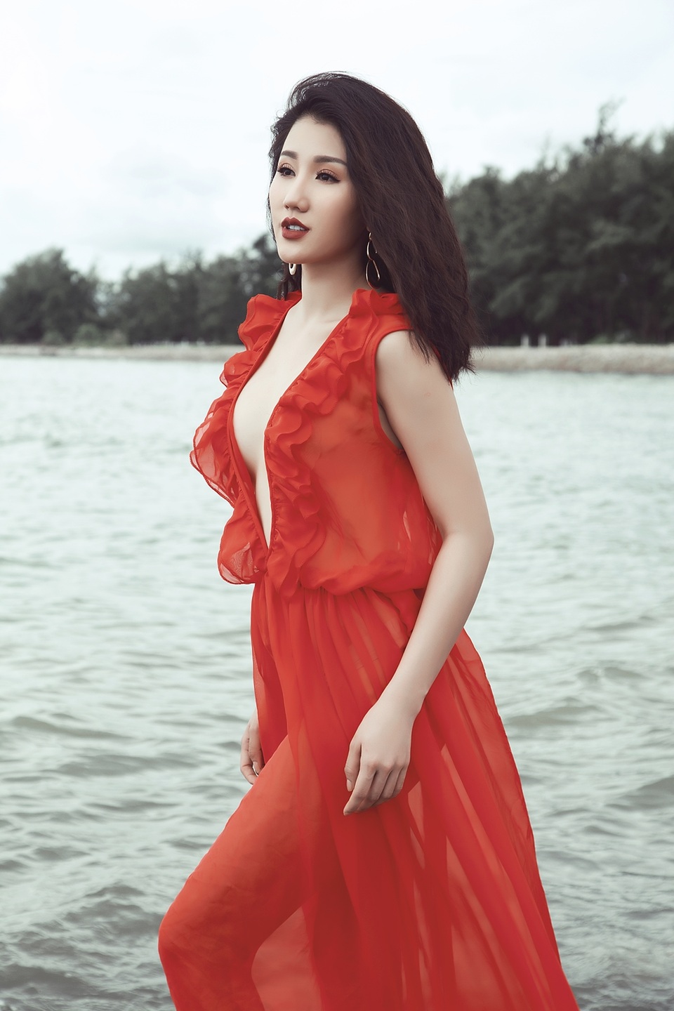 Á hậu Biển Bảo Như thả dáng gợi cảm giữa “đồng không mông quạnh” - 6 Đầm đỏ suôn dài với chi tiết xẻ cao ở thân trước để lộ đôi chân dài nuột nà của Bảo Như.