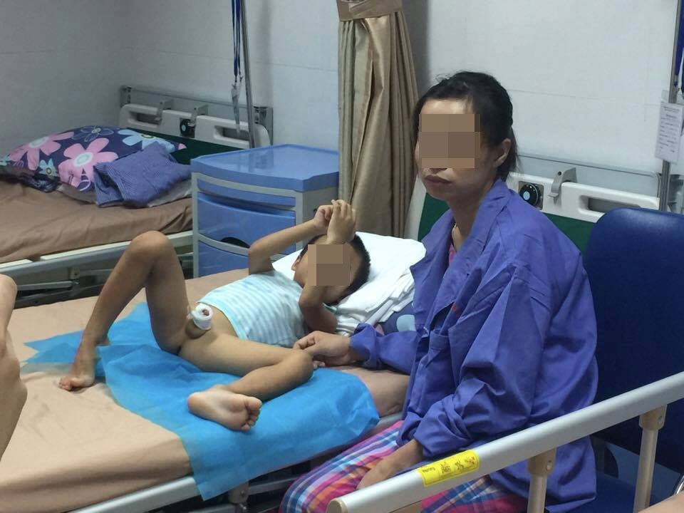 46 trẻ em mắc bệnh sùi mào gà vì chữa hẹp bao quy đầu - 1
Chị H. bên cậu con trai gần 4 tuổi