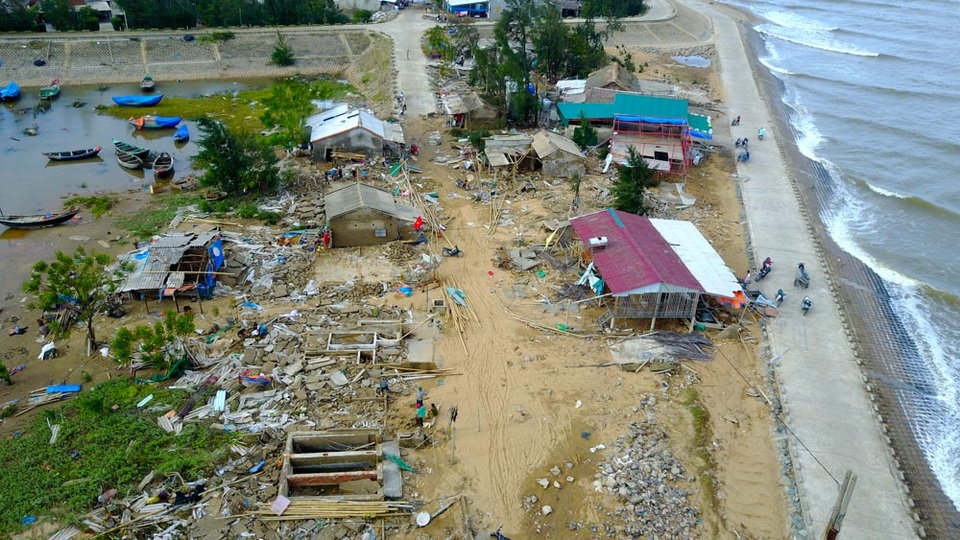 Trở về sau trú bão, người dân chứng kiến xóm làng "nát vụn" - 6
Cảnh tượng nhà cửa bị phá huỷ hiện rõ từ góc nhìn trên cao.
Theo thống kê của chính quyền địa phương, tính đến thời điểm hiện tại, xã Cẩm Nhượng có 42 ngôi nhà bị sập, 1.500 ngôi nhà bị tốc mái, 750m đường giao thông sạt lở, cuốn trôi, một số tàu bị tàu, thuyền hư hỏng...., tổng thiệt hại lên đến hơn 35,5 tỷ đồng. Hải Nam và Hải Bắc là địa bàn chịu thiệt hại nặng nhất.