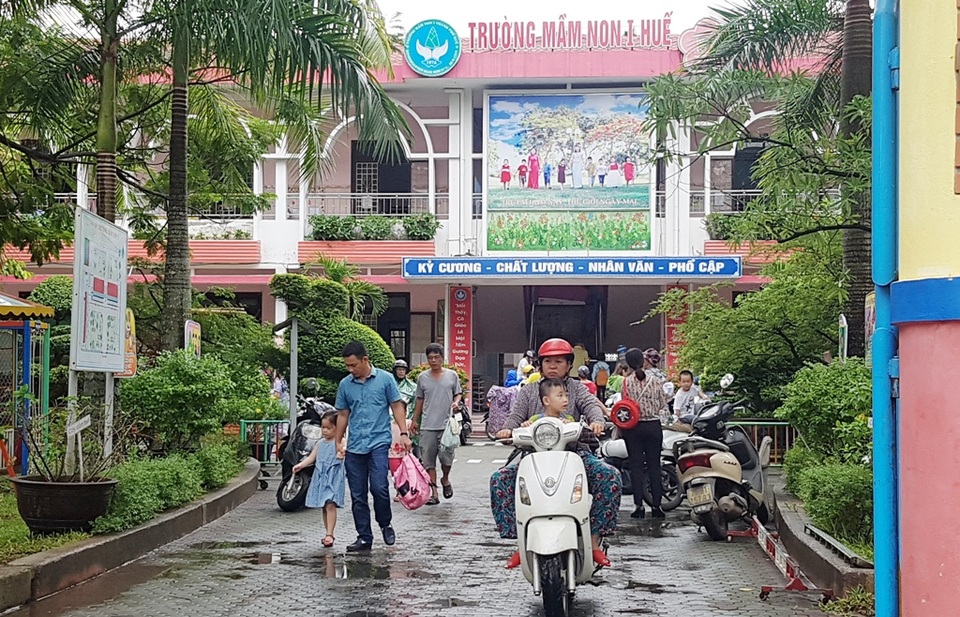 Bão chưa vào, TP Huế đã ngổn ngang cây đổ - 7
Phụ huynh đón con về buổi trưa nay.