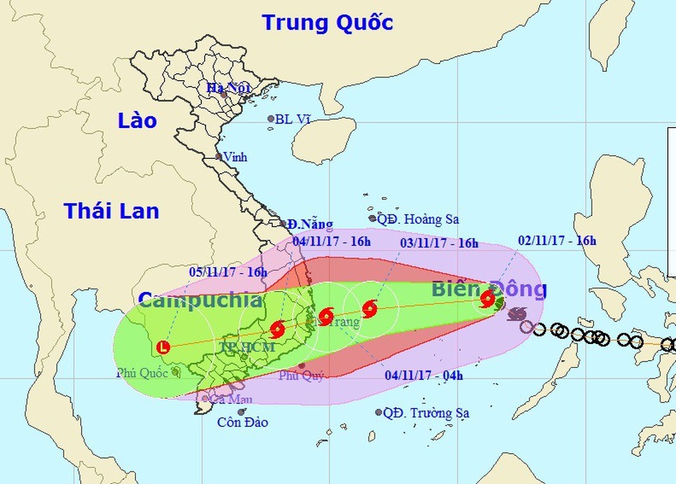 Cơ quan khí tượng đang lo ngại điều gì nhất về bão số 12? - 1 Hồi 16h ngày 2/11, vị trí tâm bão ở vào khoảng 13,1 độ Vĩ Bắc; 116,2 độ Kinh Đông, cách bờ biển Khánh Hòa-Ninh Thuận khoảng 750km về phía Đông. Sức gió mạnh nhất ở vùng gần tâm bão mạnh cấp 9 (75-90km/giờ), giật cấp 11. (Ảnh: NHCMF).