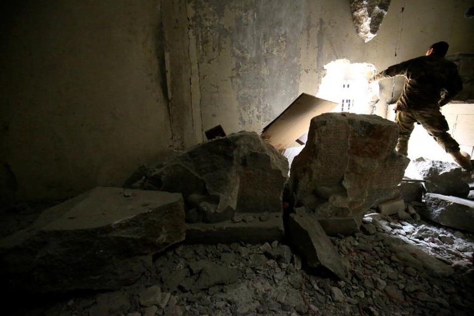 Cảnh đổ nát bên trong bảo tàng bị IS tàn phá ở Iraq - 10 Các thành viên của lực lượng phản ứng nhanh Iraq khảo sát để đánh giá mức độ thiệt hại của bảo tàng Mosul.