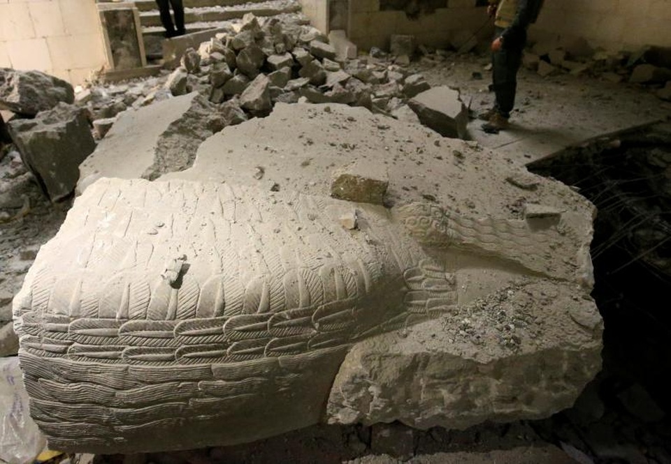 Cảnh đổ nát bên trong bảo tàng bị IS tàn phá ở Iraq - 2 Trong đoạn phim do IS quay lại, nhóm phiến quân này đã khiến người xem không khỏi phẫn nộ khi tự tay phá hủy không thương tiếc nhiều bức tượng và tác phẩm điêu khắc vô giá, có từ lâu đời được trưng bày bên trong bảo tàng.