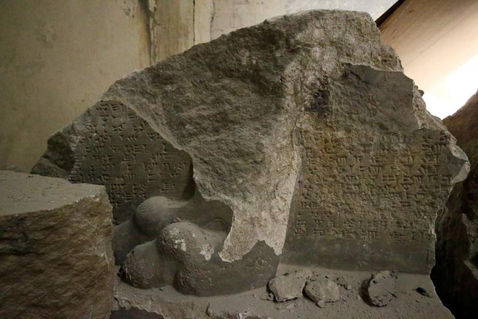 Cảnh đổ nát bên trong bảo tàng bị IS tàn phá ở Iraq - 5 Phần còn lại của một bức tượng đặt bên trong bảo tàng Mosul sau khi bị IS phá hủy.