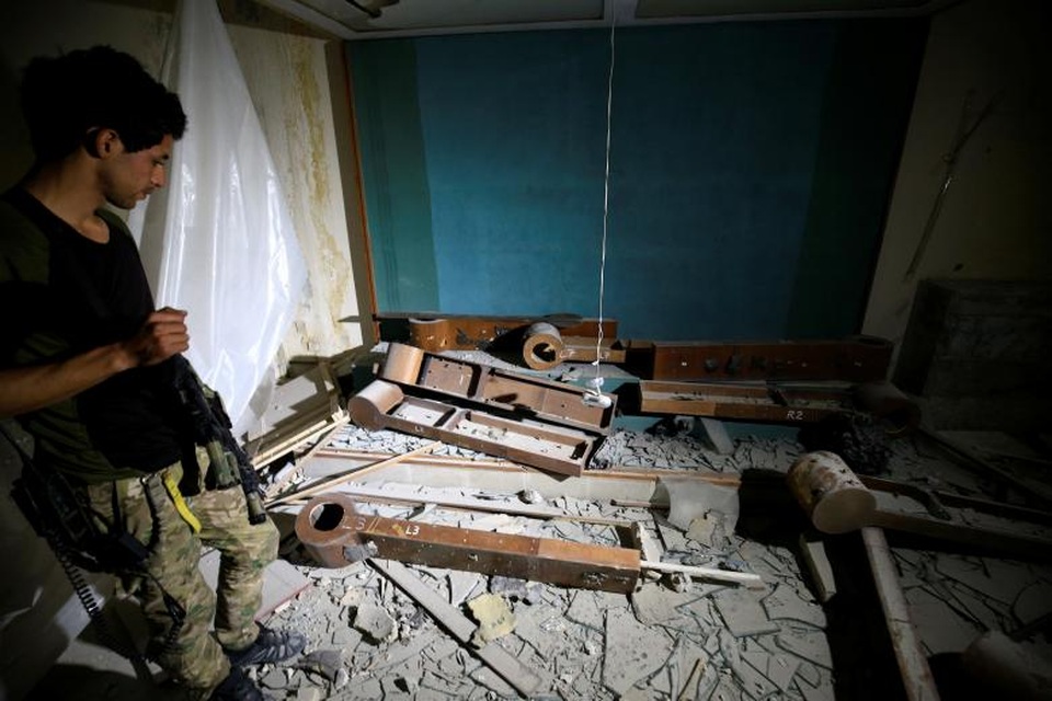 Cảnh đổ nát bên trong bảo tàng bị IS tàn phá ở Iraq - 6 Một thành viên thuộc lực lượng phản ứng nhanh Iraq khảo sát bên trong bảo tàng bị tàn phá ở Mosul.