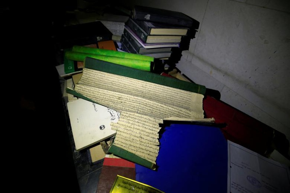 Cảnh đổ nát bên trong bảo tàng bị IS tàn phá ở Iraq - 7 Những cuốn sách và tài liệu lịch sử được lưu trữ bên trong bảo tàng bị nhóm phiến quân IS xé nát.