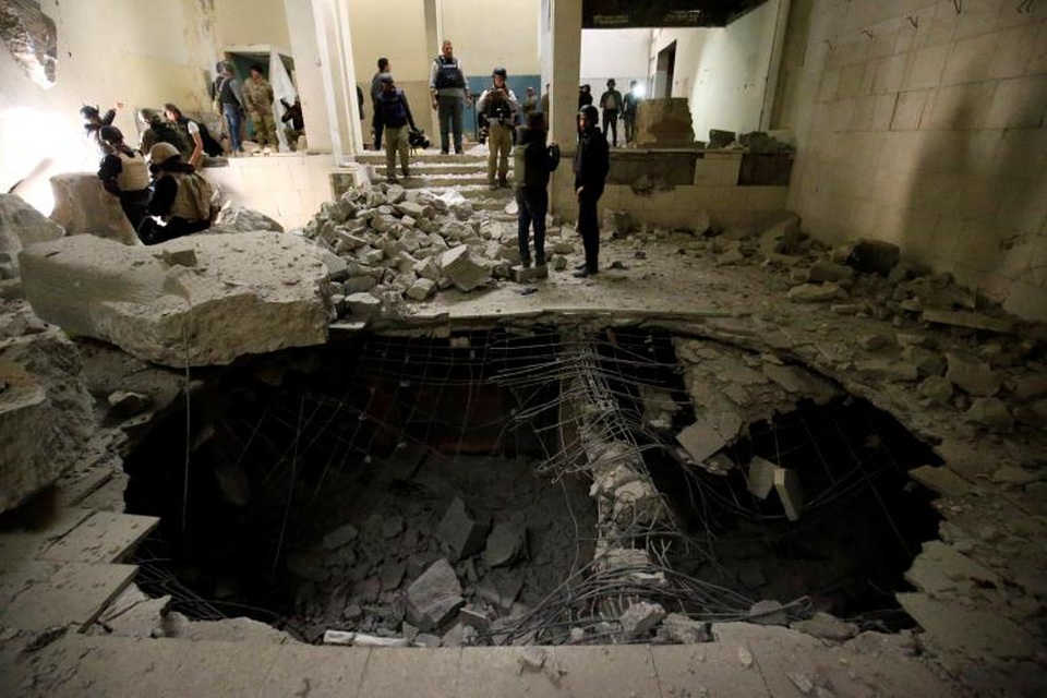 Cảnh đổ nát bên trong bảo tàng bị IS tàn phá ở Iraq - 8 Hố sâu lớn được phát hiện trên nền bảo tàng Mosul.