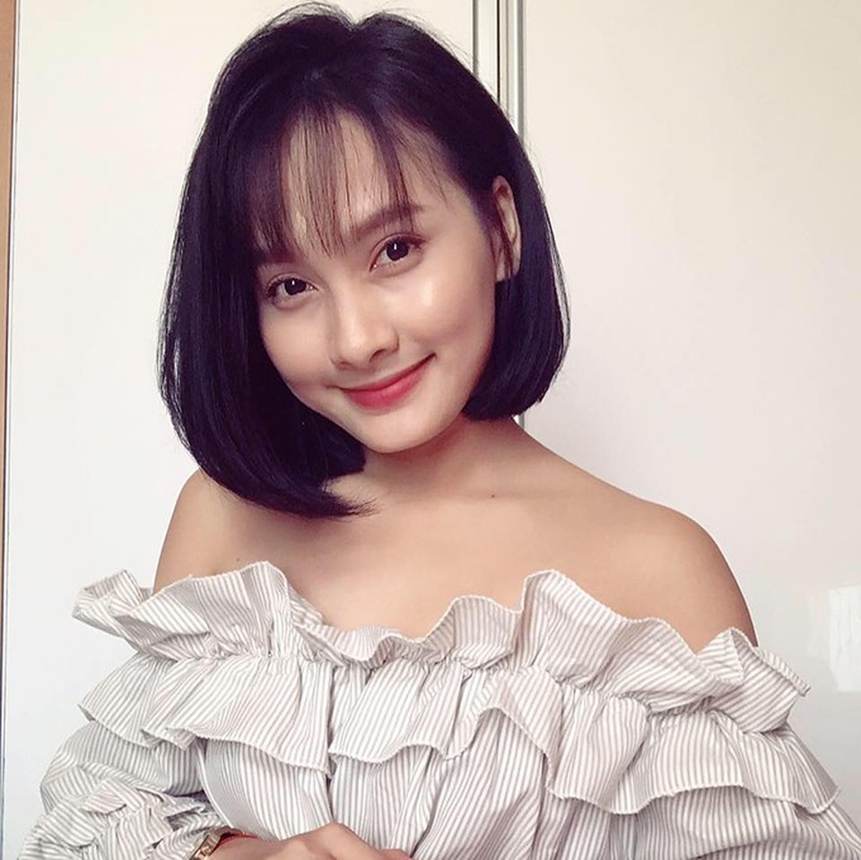 Phạm Hương “về quê cuốc đất”, Thanh Hằng bớt shopping để dành tiền nuôi con - 3
Thời gian gần đây, Bảo Thanh vướng vào vụ lùm xùm làm đại sứ hình ảnh cho một sản phẩm mỹ phẩm nghi là hàng giả. Trên trang cá nhân, cô chia sẻ khoe mái tóc ngắn trẻ trung, bờ vai thon thả cùng dòng trạng thái: Đời này có ai hoàn hảo? Điều này rõ ràng rồi mà.