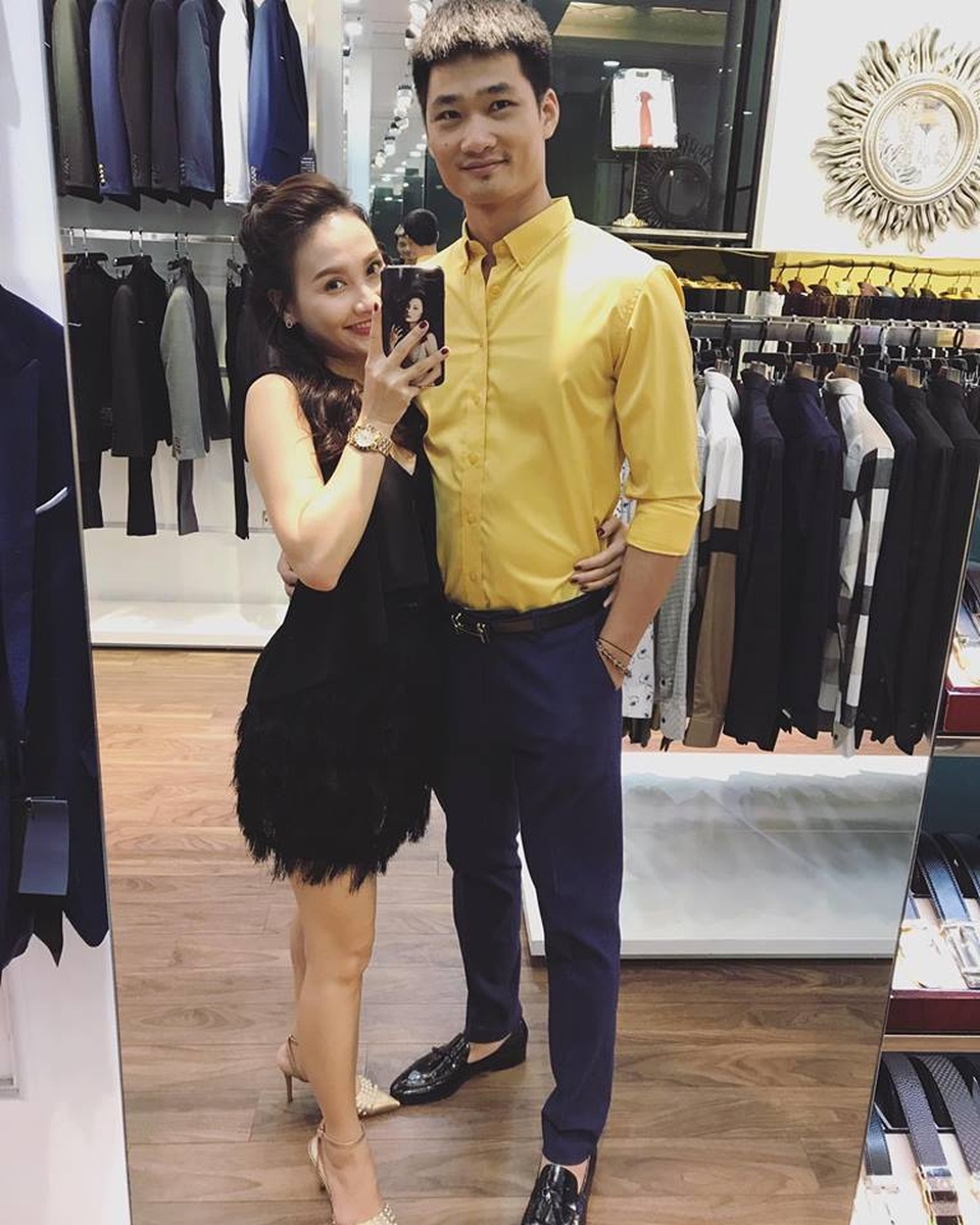 Diễn viên Bảo Thanh lần đầu trải lòng về scandal "thả thính" với bạn diễn - 2 Bảo Thanh và chồng trong một sự kiện gần đây. Ảnh: FBNV.