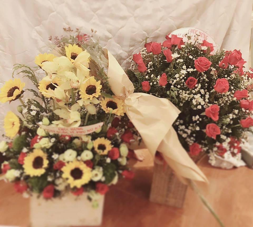 Ca sĩ Bảo Thy khoe quà của mình ngày 8/3