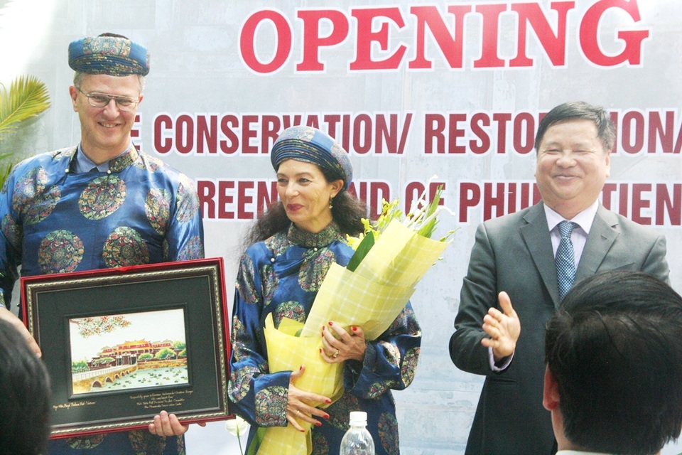 Khởi công bảo tồn cổng, bình phong, non bộ điện Phụng Tiên - 3 Ông Christian Berger, Đại sứ CHLB Đức và phu nhân nhận hoa và quà từ ông Nguyễn Dung, Phó Chủ tịch UBND tỉnh Thừa Thiên Huế trao tặng