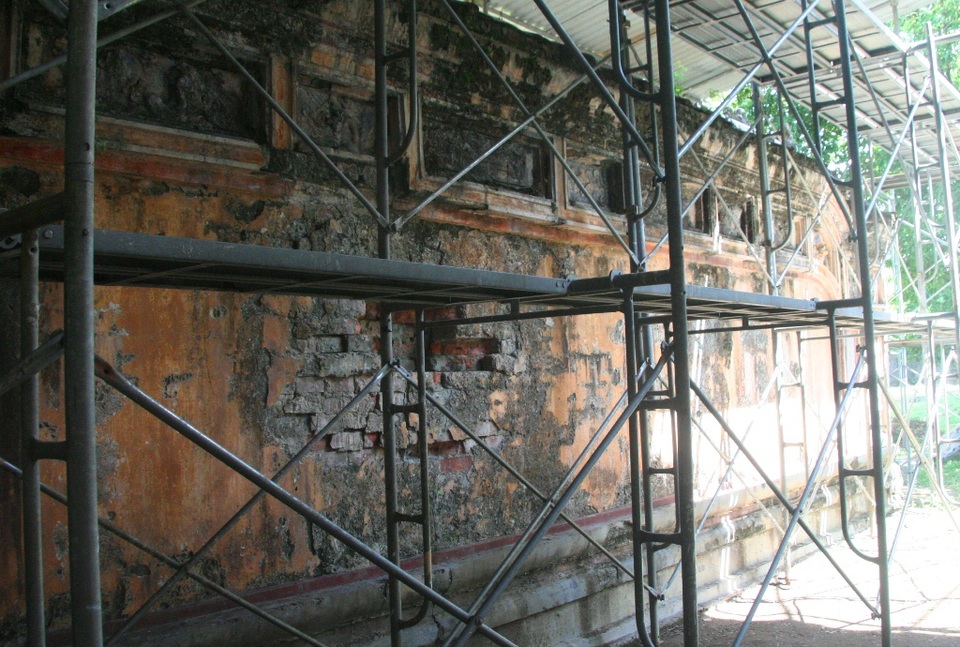 Khởi công bảo tồn cổng, bình phong, non bộ điện Phụng Tiên - 8 Bức bình phong phía sau cổng