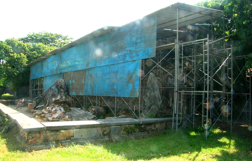 Khởi công bảo tồn cổng, bình phong, non bộ điện Phụng Tiên - 12 Non bộ và bể cạn phía sau, các cây ở hòn non bộ được tạm thời bứng qua chỗ khác cho công tác tu bổ, sau khi xong sẽ đưa về lại hòn non bộ như cũ