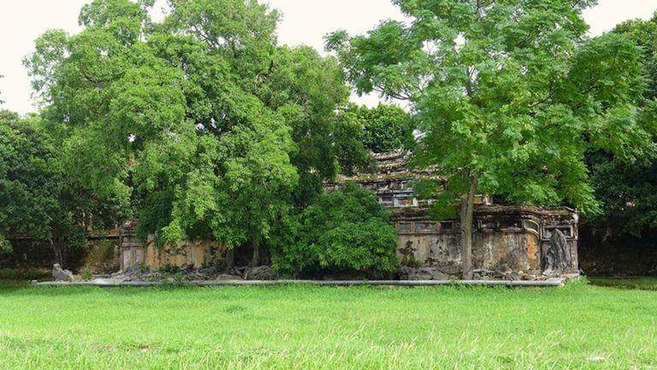 Khởi công bảo tồn cổng, bình phong, non bộ điện Phụng Tiên - 2 Bể cạn non bộ và bình phong phía sau cổng điện Phụng Tiên