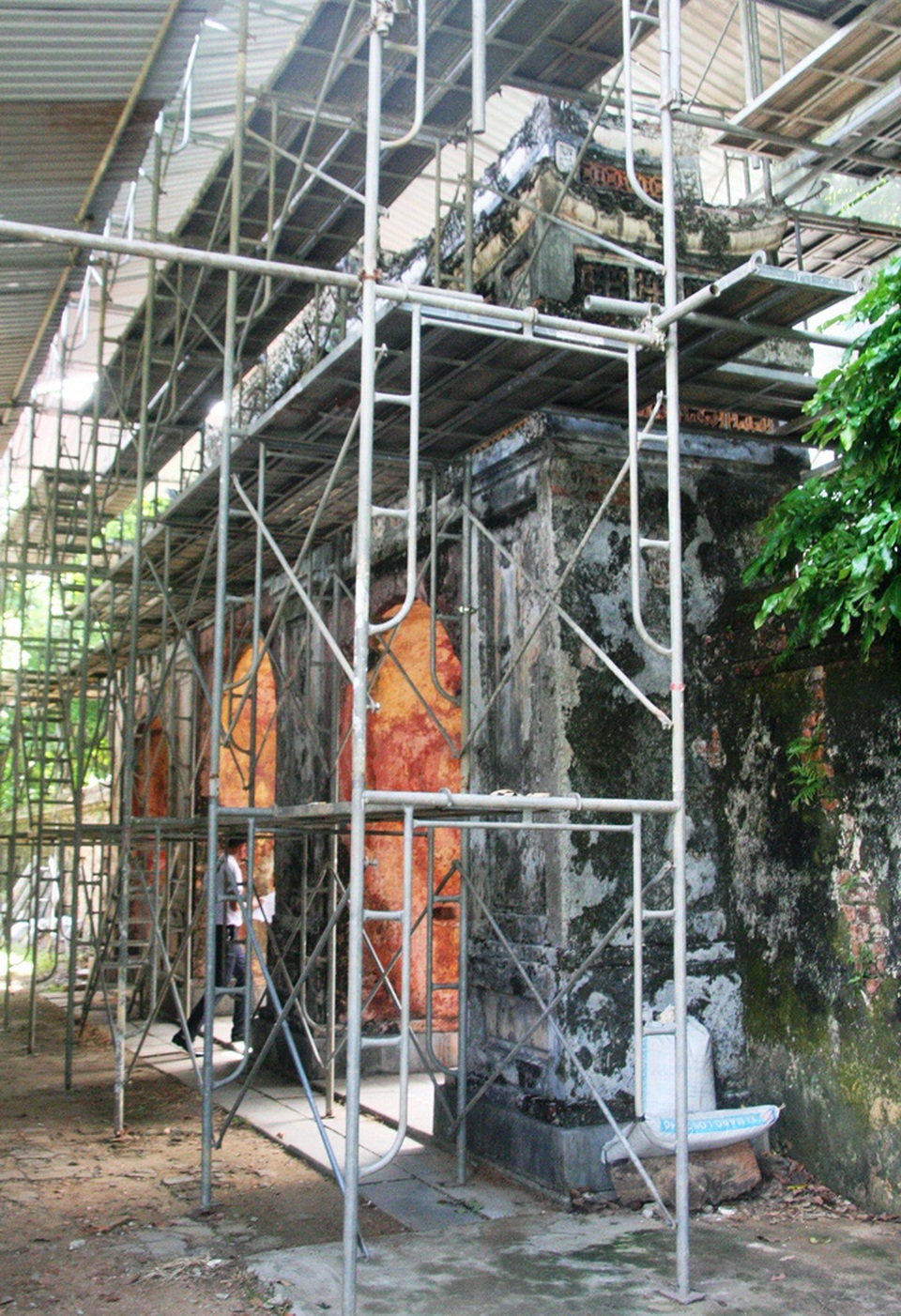 Khởi công bảo tồn cổng, bình phong, non bộ điện Phụng Tiên - 4 Bộ cổng tam quan đồ sộ của điện Phụng Tiên