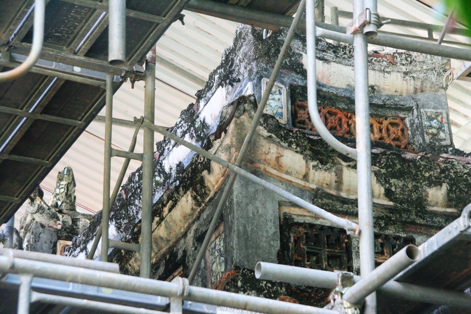 Khởi công bảo tồn cổng, bình phong, non bộ điện Phụng Tiên - 6 Chóp cổng trang trí cầu kỳ bởi gạch, sành sứ