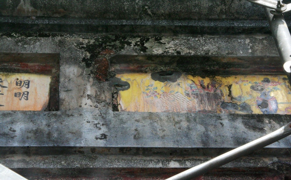 Khởi công bảo tồn cổng, bình phong, non bộ điện Phụng Tiên - 7 Các hình vẽ và thơ trang trí rất đẹp phía trên cổng