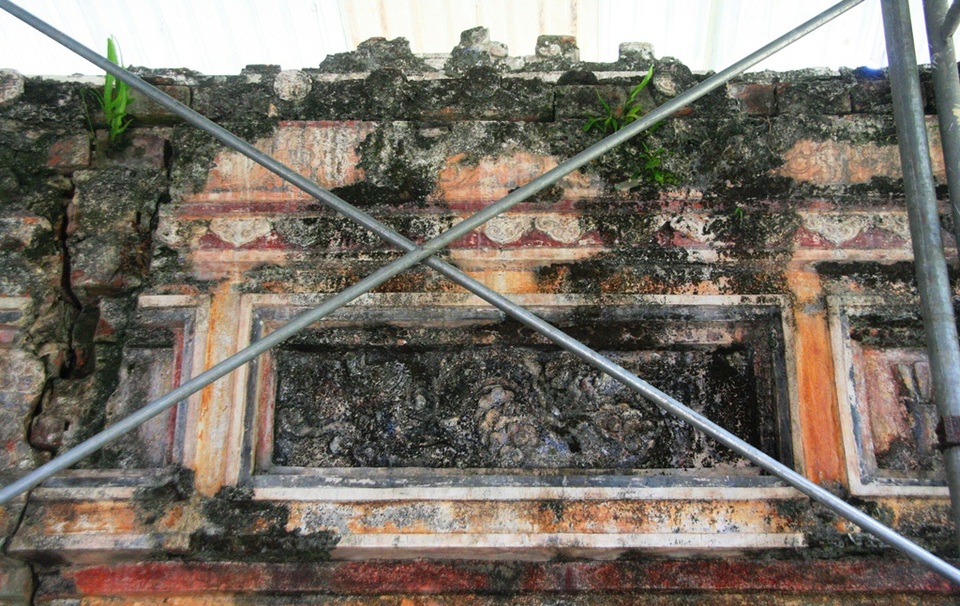 Khởi công bảo tồn cổng, bình phong, non bộ điện Phụng Tiên - 9 Những chi tiết trang trí nổi nhuốm màu rêu phong