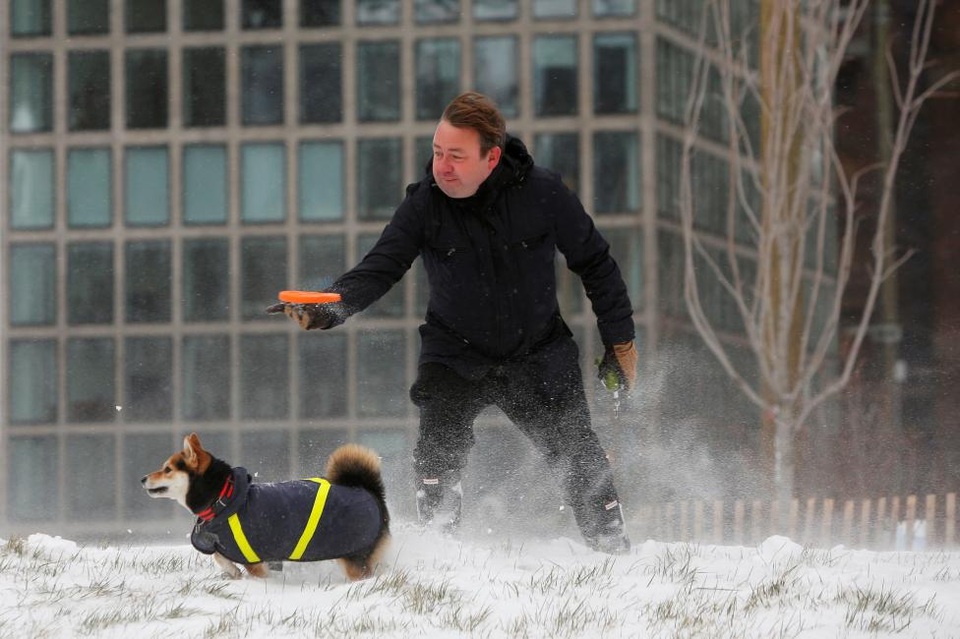 Bão tuyết "nhuộm trắng" New York, nhiều chuyến bay bị hủy - 4
Tại bang Connecticut, hai thành phố Bloomfield và Suffield ghi nhận tuyết rơi dày 1,4m