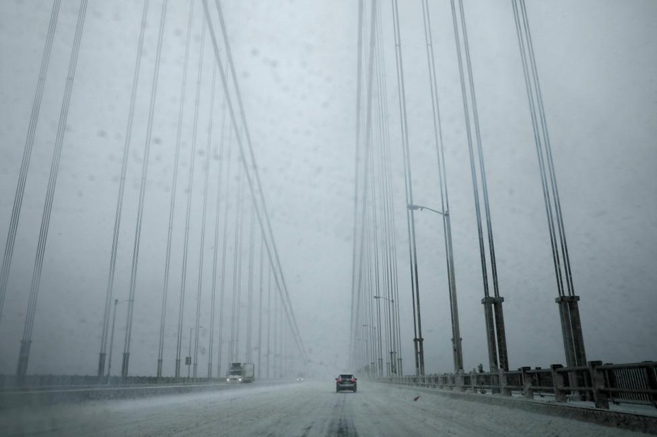 Bão tuyết "nhuộm trắng" New York, nhiều chuyến bay bị hủy - 6
Tuyết rơi trắng xóa trên câu cầu George Washington nối bang New Jersey với thành New York