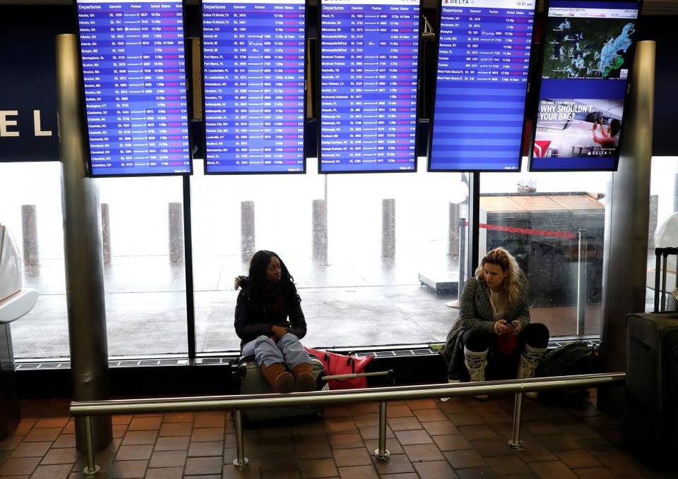 Bão tuyết "nhuộm trắng" New York, nhiều chuyến bay bị hủy - 11
Bão tuyết đã làm đảo lộn cuộc sống của người dân, khi hàng chục nghìn người bị mất điện. Khoảng 3.500 chuyến bay bị hủy tại Mỹ trong ngày 9/2.