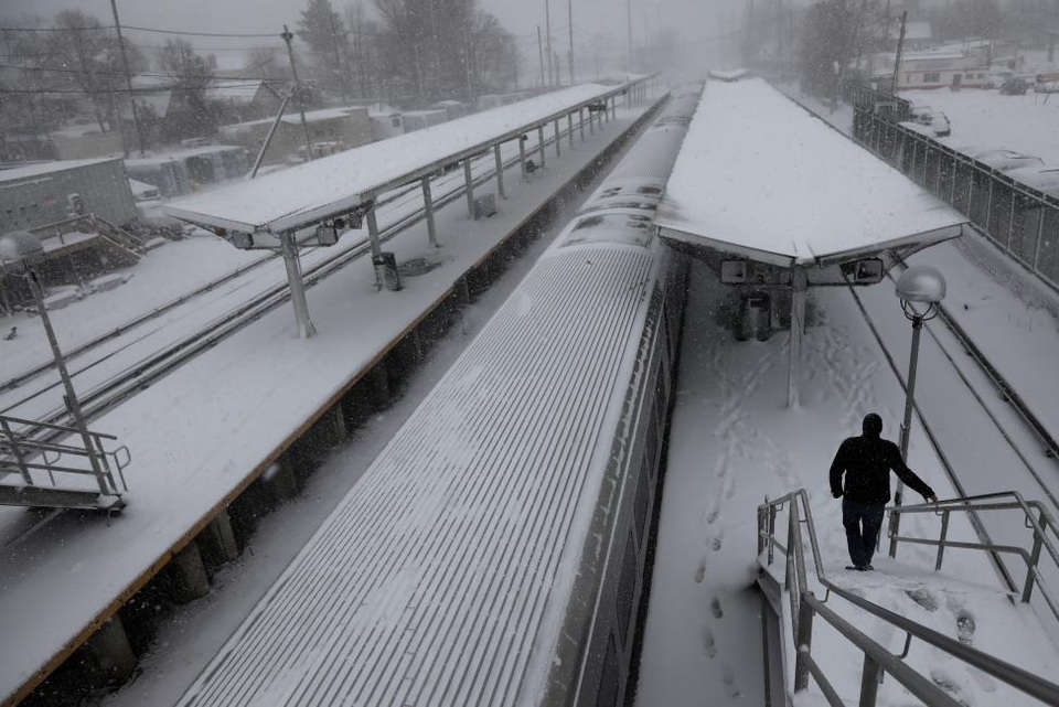Bão tuyết "nhuộm trắng" New York, nhiều chuyến bay bị hủy - 13
Một người đàn ông di chuyển khó khăn tại ga Long Island ở Port Washington, New York, nơi bị tuyết phủ trắng.