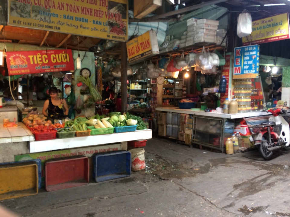 Người Hà Nội "bình chân như vại" trước cơn bão số 10 - 1 Chợ Đồng Tâm khá gần các trường đại học nhưng cũng ảm đạm vào giờ trưa