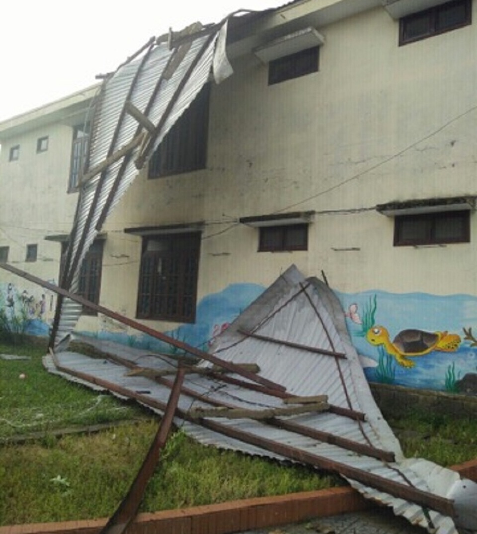 Quảng Bình: Nỗ lực khắc phục thiệt hại do bão để đảm bảo công tác giảng dạy - 3 Mái tôn của Trường mầm non Đức Ninh Đông bị bão giật tung