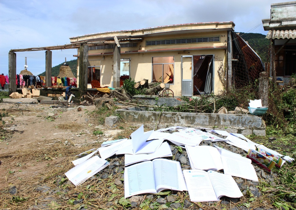 "Chúng tôi không biết chạy đi đâu, 7 người hứng mưa bão cả đêm!" - 3 2 ngôi nhà của anh Hùng và người anh trai tan nát sau bão