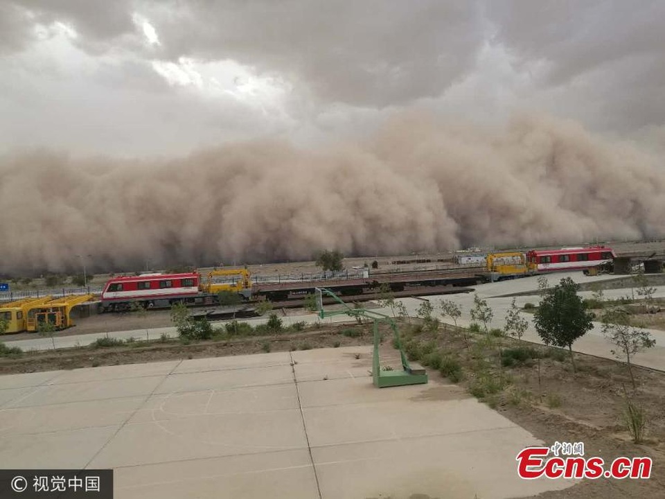 Khoảnh khắc bão cát "nuốt chửng" thị trấn Trung Quốc - 1
Bão cát bao trùm thị trấn Ejina hôm 2/8. (Ảnh: Ecns)