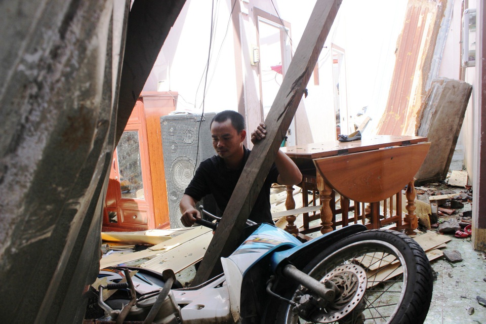 "Chúng tôi không biết chạy đi đâu, 7 người hứng mưa bão cả đêm!" - 4 Chiếc xe máy duy nhất của gia đình bị gạch đá làm hư hại