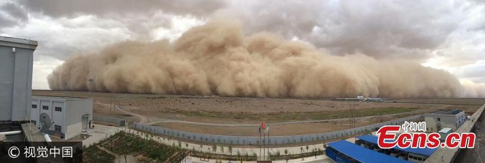 Khoảnh khắc bão cát "nuốt chửng" thị trấn Trung Quốc - 2
Bão cát khiến tầm nhìn có lúc giảm xuống dưới 500m. (Ảnh: Ecns)