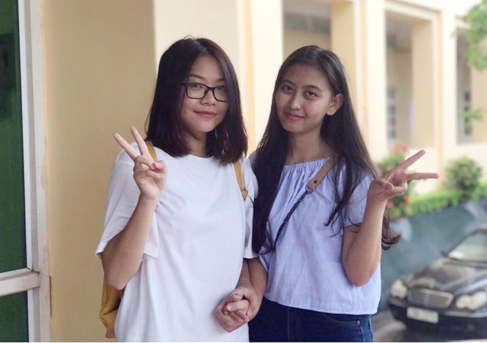 Thí sinh nói gì về đề thi năng khiếu Báo chí năm nay? - 3
Hai thí sinh có tâm trạng khá thoải mái khi kết thúc bài thi Năng khiếu Báo chí của mình.